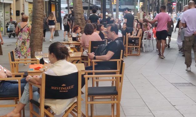 EL NOSTRE LOCAL ÉS PUNT DE RECOLLIDA DE FIRMES PER RECLAMAR UNA NOVA ORDENANÇA DE TERRASSES A BARCELONA